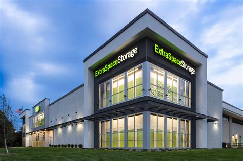 Extra Space Storage Inc., headquartered in Salt Lake City, Utah, owns and/or operates over 3,500 self storage properties in 43 states, and Washington, D.C. The Company's stores comprise approximately 2.5 million storage units and over 280 million square feet of rentable space, offering customers a wide selection of affordable and …